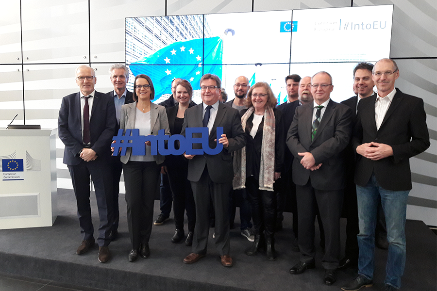 Gruppenfoto der Mitglieder des Europaausschusses und der Delegation in Brüssel.
