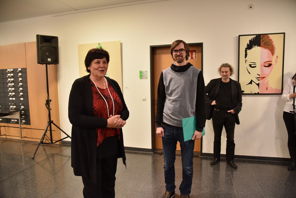 Vizepräsidentin Margit Jung im Gespräch mit Gästen der Ausstellung