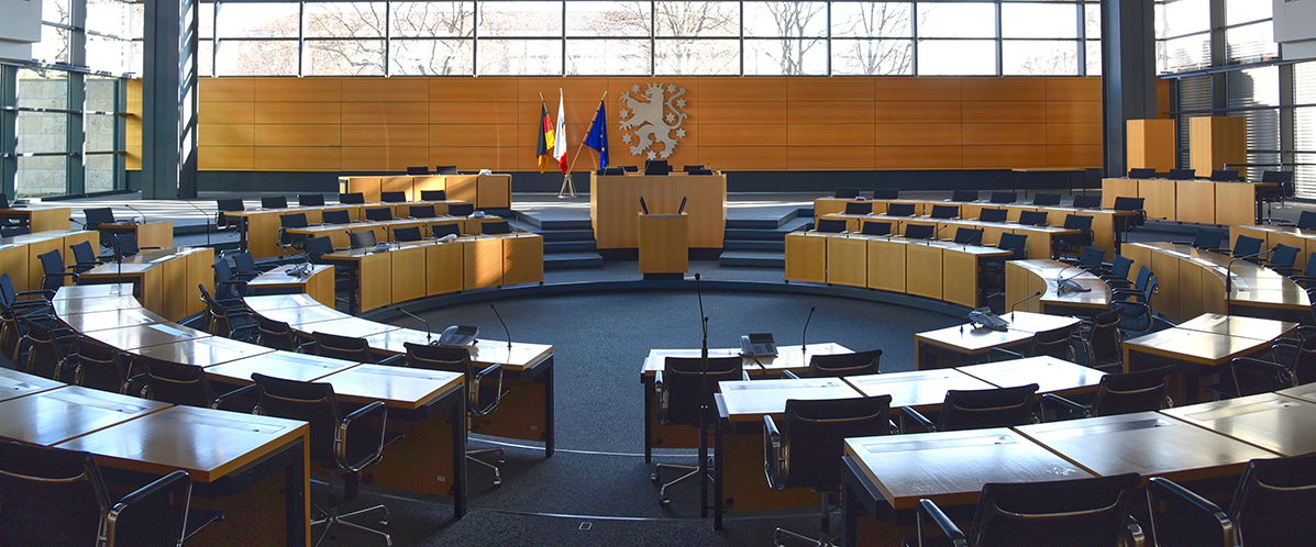 Innenansicht des Plenarsaals des Thüringer Landtags nach dem Neubau im Jahre 2003