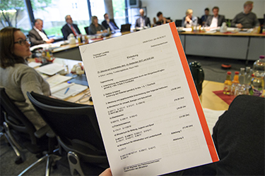 Blick auf eine Ausschusseinladung in einen Sitzungsraum im Thüringer Landtag
