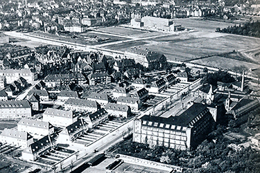 Luftbildaufnahme mit Beethovenplatz und Oberpostdirektion im Hintergrund aus dem Jahre 1929/30 