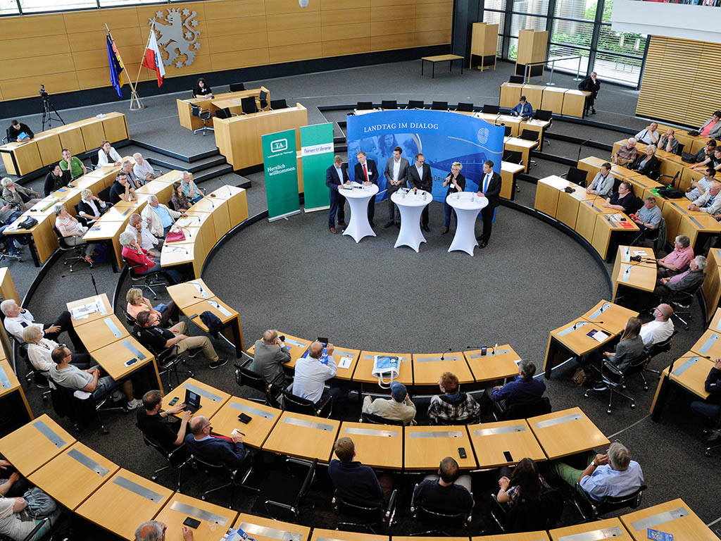 Zum Tag der offenen Tür findet im Plenarsaal "Landtag im Dialog statt". Die Fraktionsvorsitzenden beantworten die Fragen der Besucher.