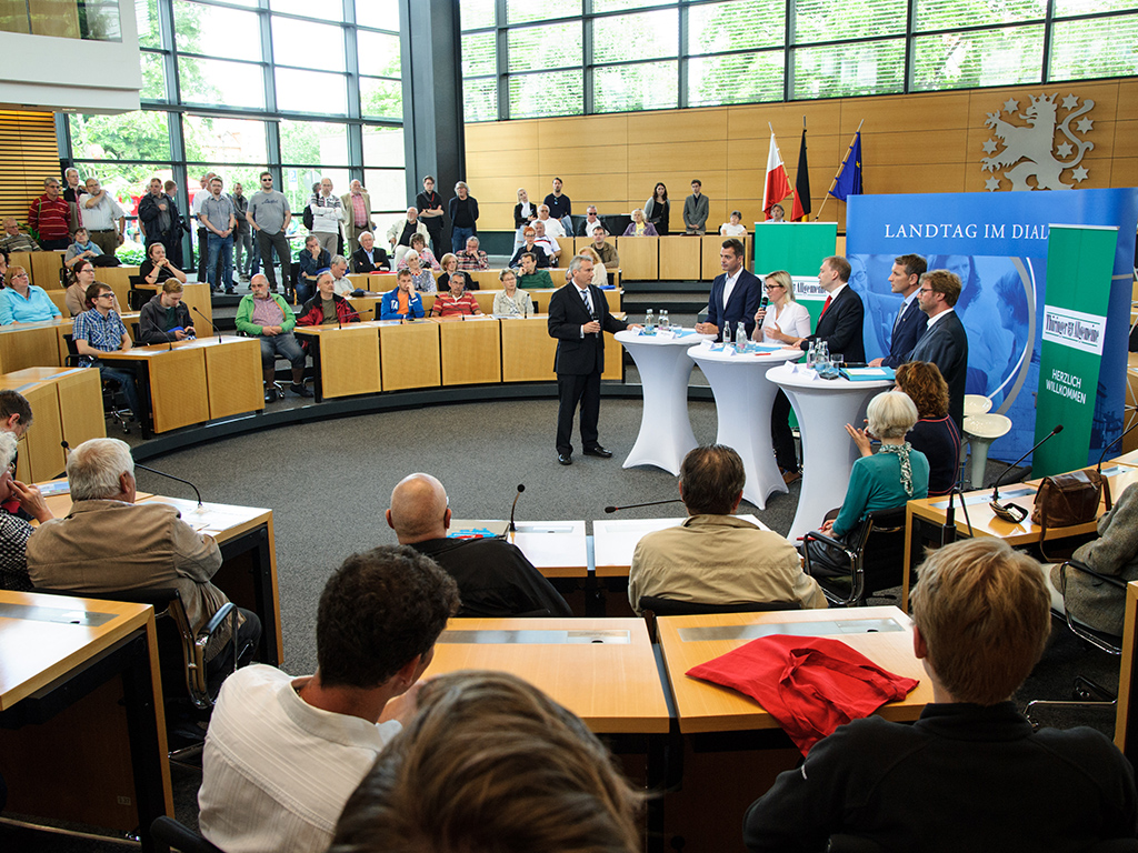 Ein voll besetzter Plenarsaal mit Gästen zu einer Diskussionsrunde Landtag im Dialog beim Tag der offenen Tür.