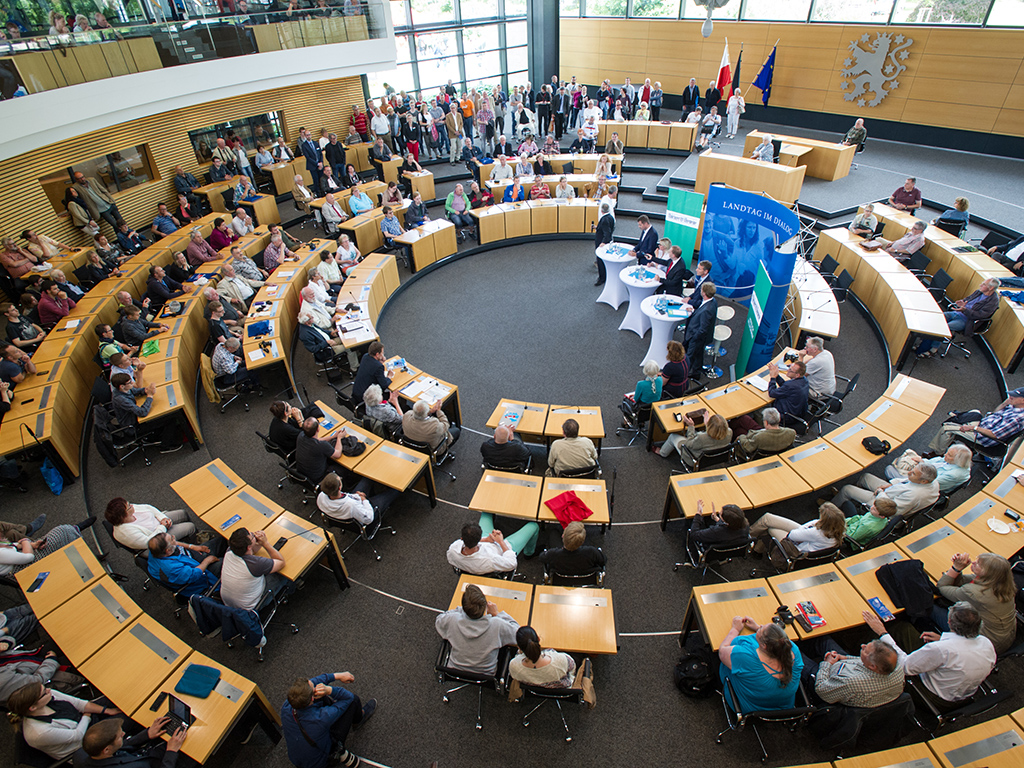 Ein voll besetzter Plenarsaal während einer Veranstaltung zu Landtag im Dialog.