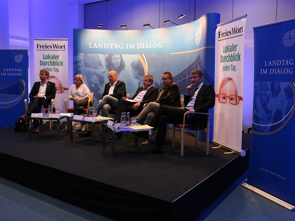 Fünf Abgeordnete und ein Moderator in einer Diskussionsrunde bei der Veranstaltung Landtag im Dialog.