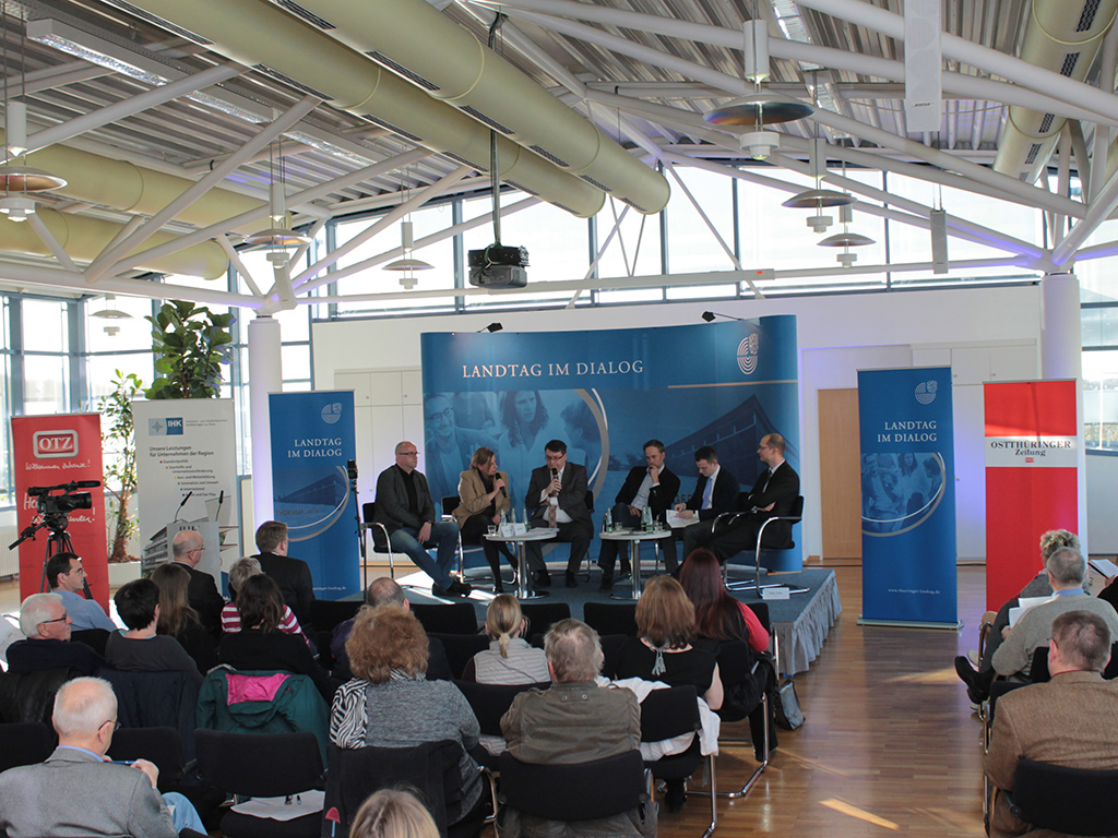 Abgeordnete im Gespräch mit den Bürgern bei einer Veranstaltung Landtag im Dialog in Gera. rauchen wir? Bürger fragen, Politiker antworten.