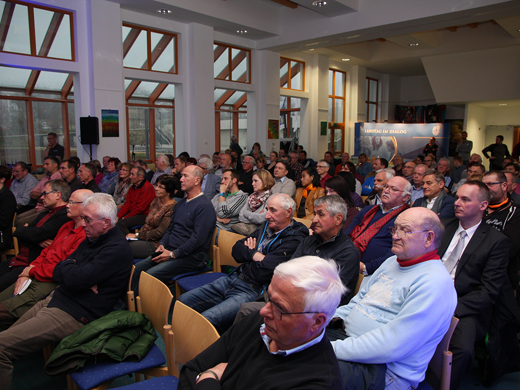 Besucher einer Veranstaltung zum Landtag im Dialog.