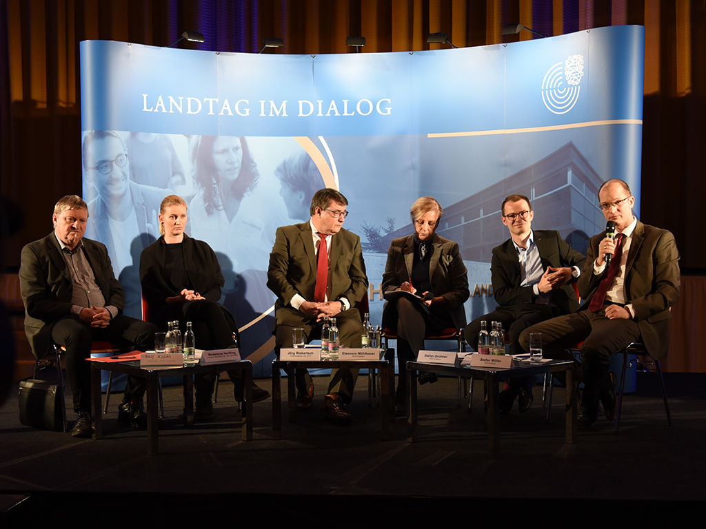 Fünf Abgeordnete und ein Moderator im Podiumsgespräch bei der Veranstaltung Landtag im Dialog in Bad Lobenstein.