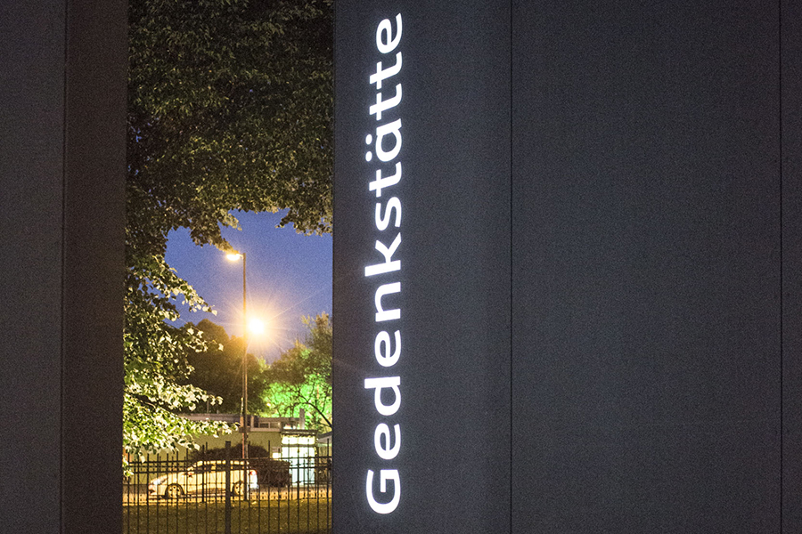 Gedenktafel vor der Gedenkstätte Andreasstraße in Erfurt