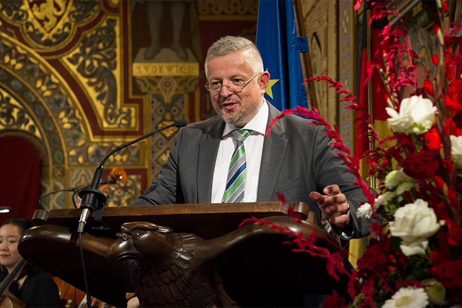 Prof. Dr. Michael Huber am Rednerpult auf der Wartburg