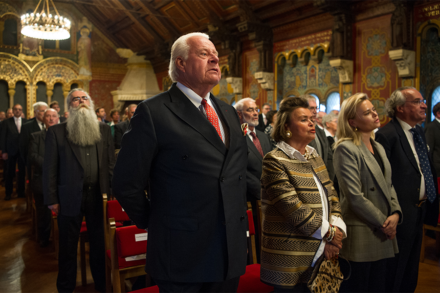 Die Gäste der Festveranstaltung 25 Jahre Verfassung und 28 Jahre Thüringer Landtag auf der Wartburg in Eisenach singen die Nationalhymne