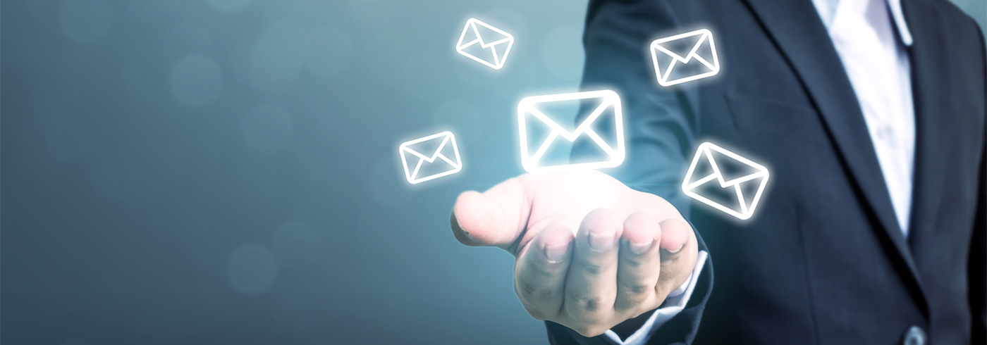 Eine Hand mit fliegenden durchsichtigen Briefumschlägen.