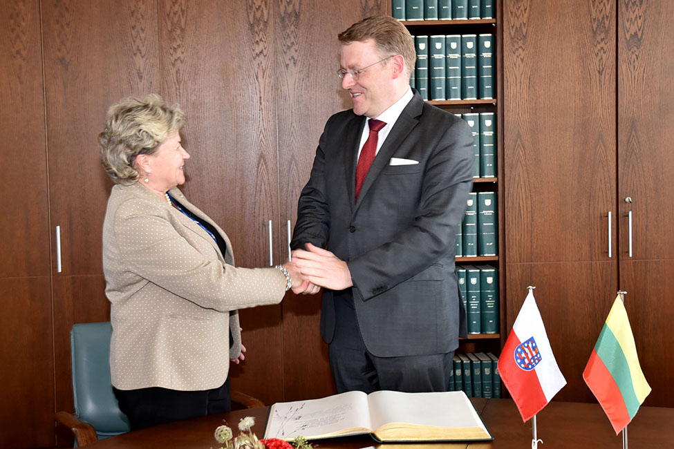 Vizepräsidentin Irena Šiaulienė besuchte mit ihrer Delegation auch Landtagspräsident Christian Carius im Thüringer Landtag. 