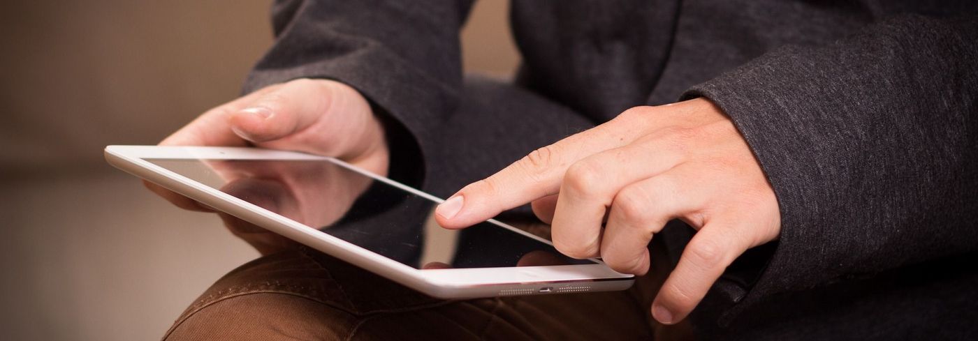 Person an einem Tablet