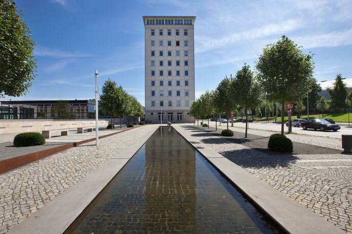 Blick auf das Hochhaus