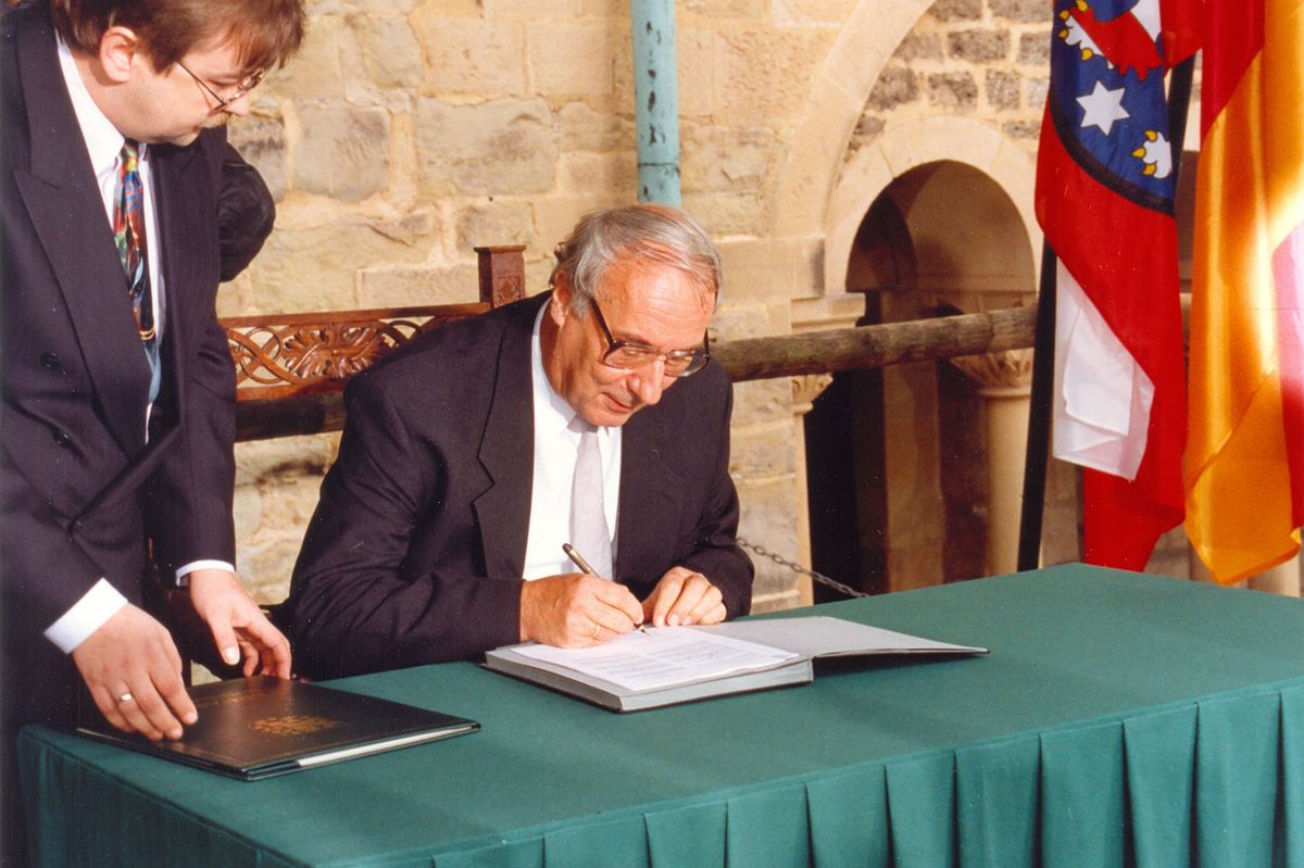 Landtagspräsident Dr. Müller bei der Unterzeichnung der Verfassung auf der Wartburg in Eisenach