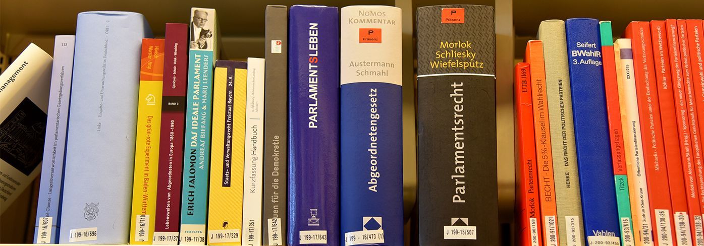 Regal mit Büchern in der Bibliothek des Landtags