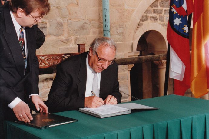 Landtagspräsident Dr. Gottfried Müller bei der Unterzeichnung der Verfassung am 25. Oktober 1993 auf der Wartburg in Eisenach