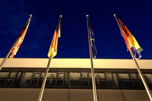 Landtags-Hochhaus leuchtet zum CSD