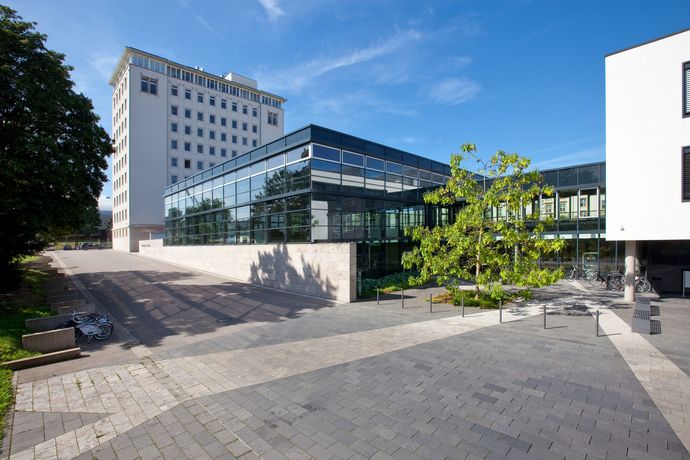 Landtagsgebäude mit Blick auf Plenarsaal und Verwaltungshochhaus