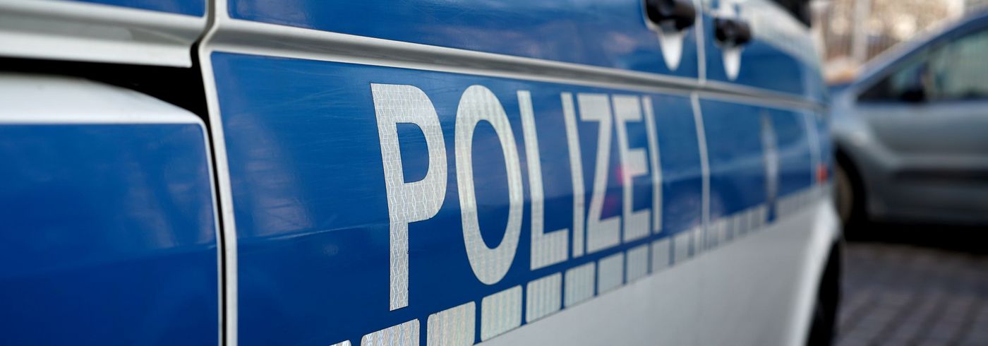Nahaufnahme eines Polizeibus von der Seite fotografiert