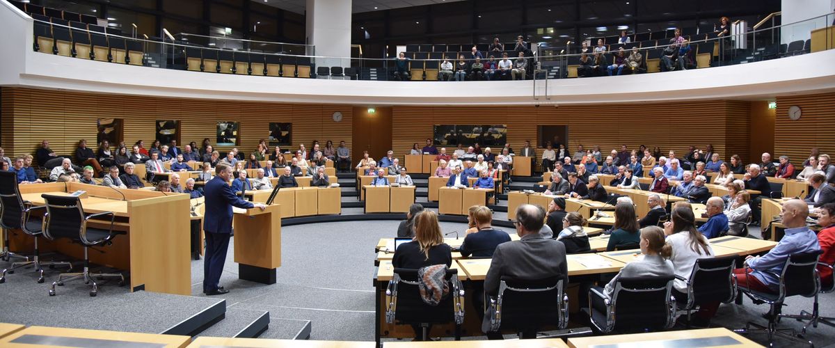 Plenarsaal mit Christian Carius am Rednerpult