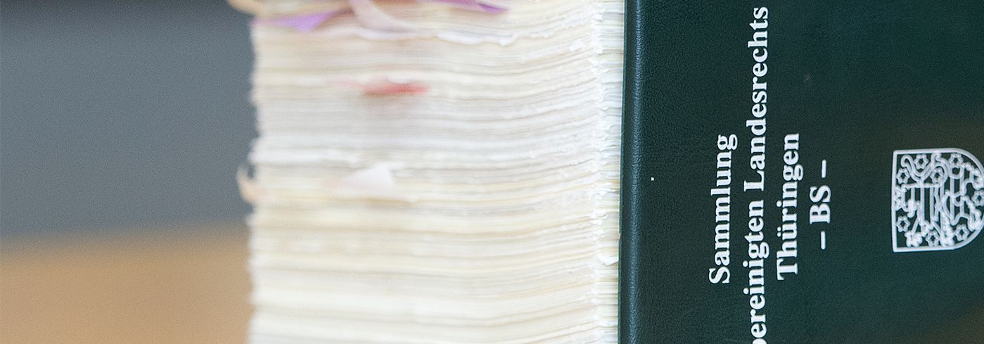 Gesetzessammlung auf dem Tisch liegend