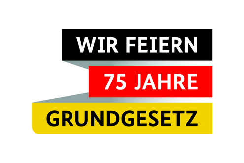 Landtag projiziert Grundgesetz auf Hochhaus