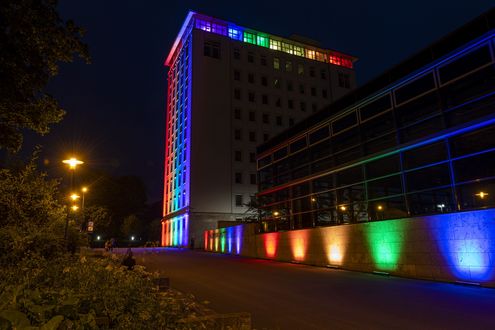 Landtag erstrahlt in Regenbogenfarben