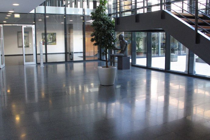 Blick ins Funktionsgebäude mit Treppenaufgang und Flur vor den Sitzungsräumen