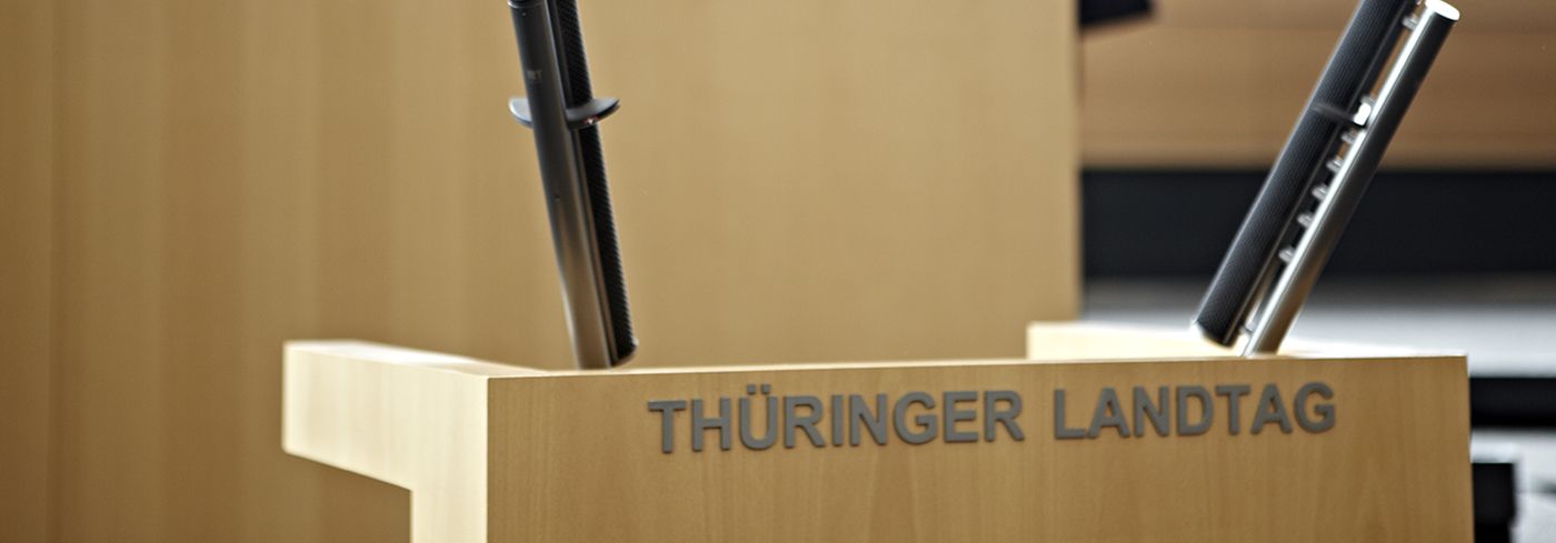 Blick auf das Rednerpult im Thüringer Landtag