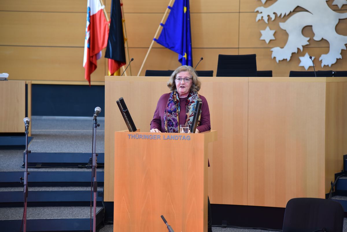 Vizepräsidentin Dorothea Marx hält eine Ansprache im Plenarsaal