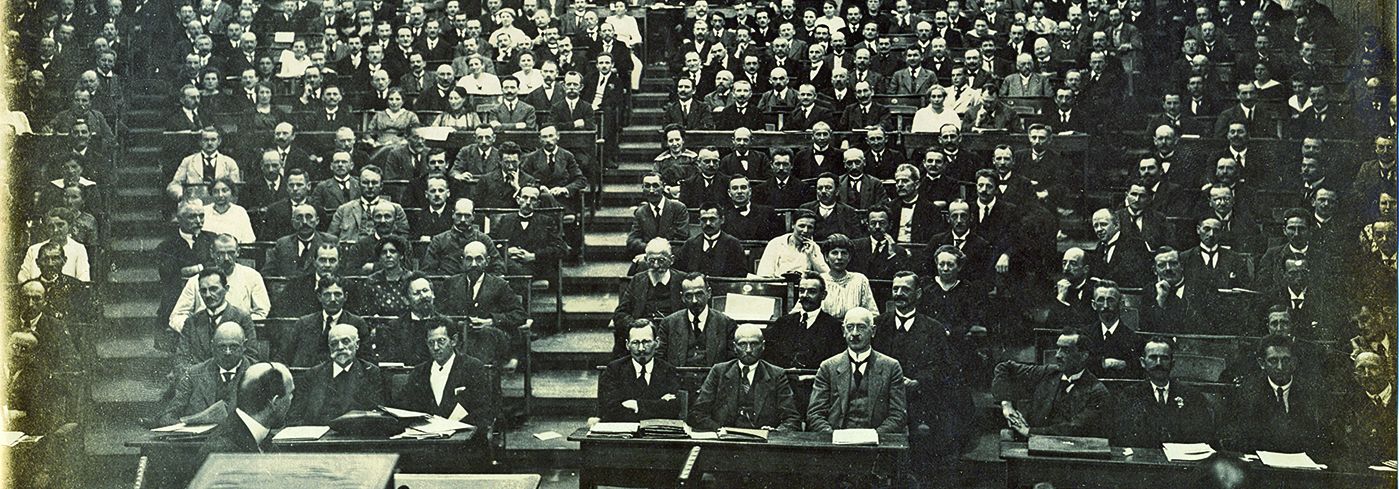 Abgeordnete der Nationalversammlung im Sitzungssaal des Deutschen Nationaltheaters in Weimar 1919