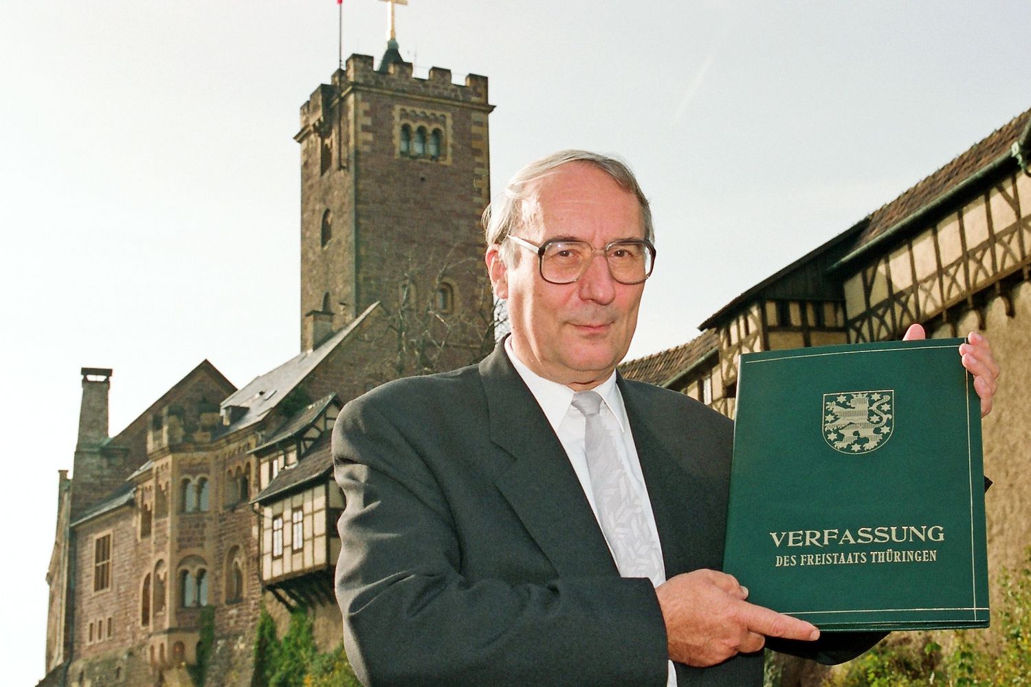 Landtagspräsident Dr. Gottfried Müller mit der Verfassung des Freistaats Thüringer mit der Wartburg im Hintergrund